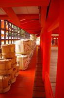 Itsukushima-Schrein - Sake-Fässer