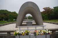 Hiroshima - Triumphbogen mit ewiger Flamme und Atombomben-Dom