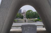 Hiroshima - Triumphbogen mit ewiger Flamme und Atombomben-Dom