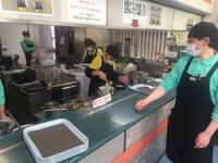 Mittagspause mit Curry-Reis und Nudelsuppe