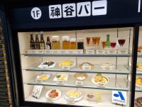 Tokio - Speisen und Getränke als Muster in den Auslagen der Restaurants...