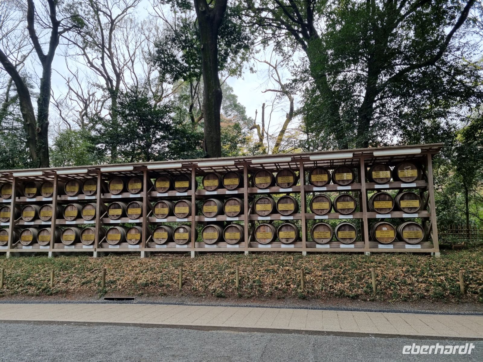 Tokio - Meiji-Jingu-Schrein (Sake-Fässer)