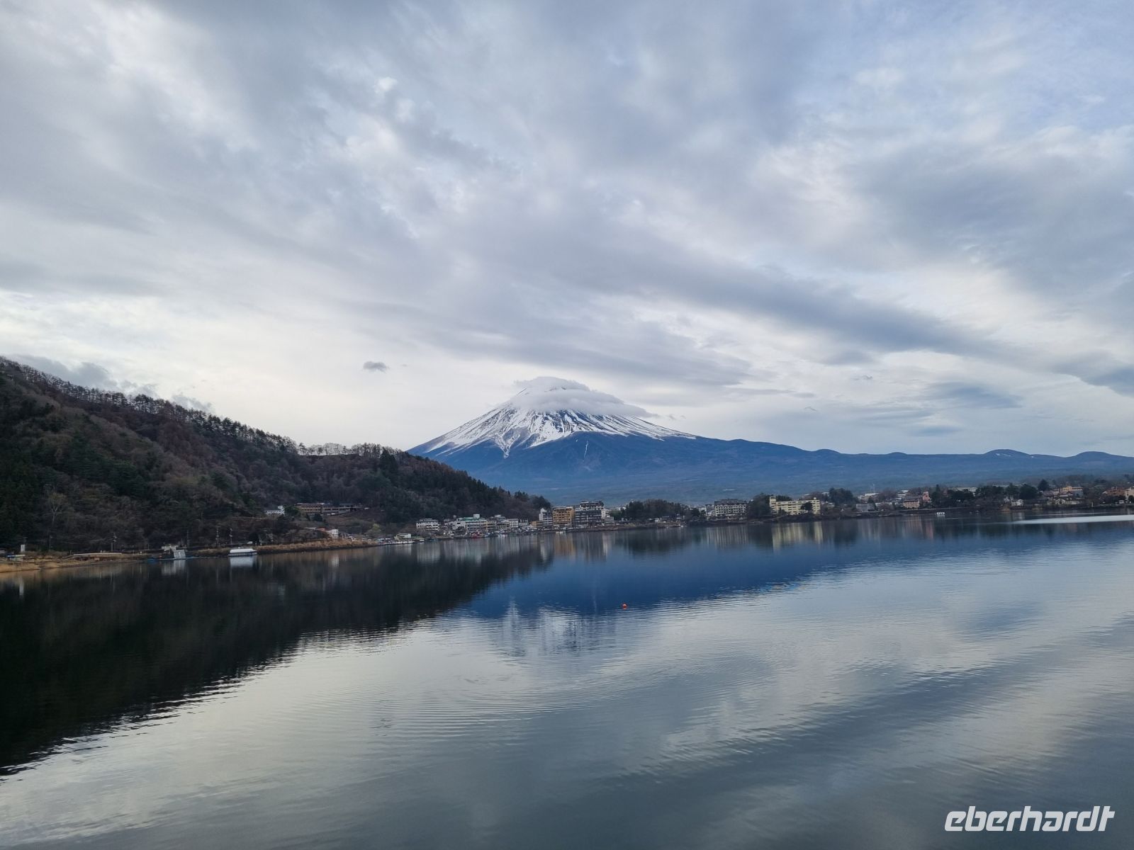 Kawaguchiko - Ausblick vom Hotel auf den Kawaguchi-See und Fujisan