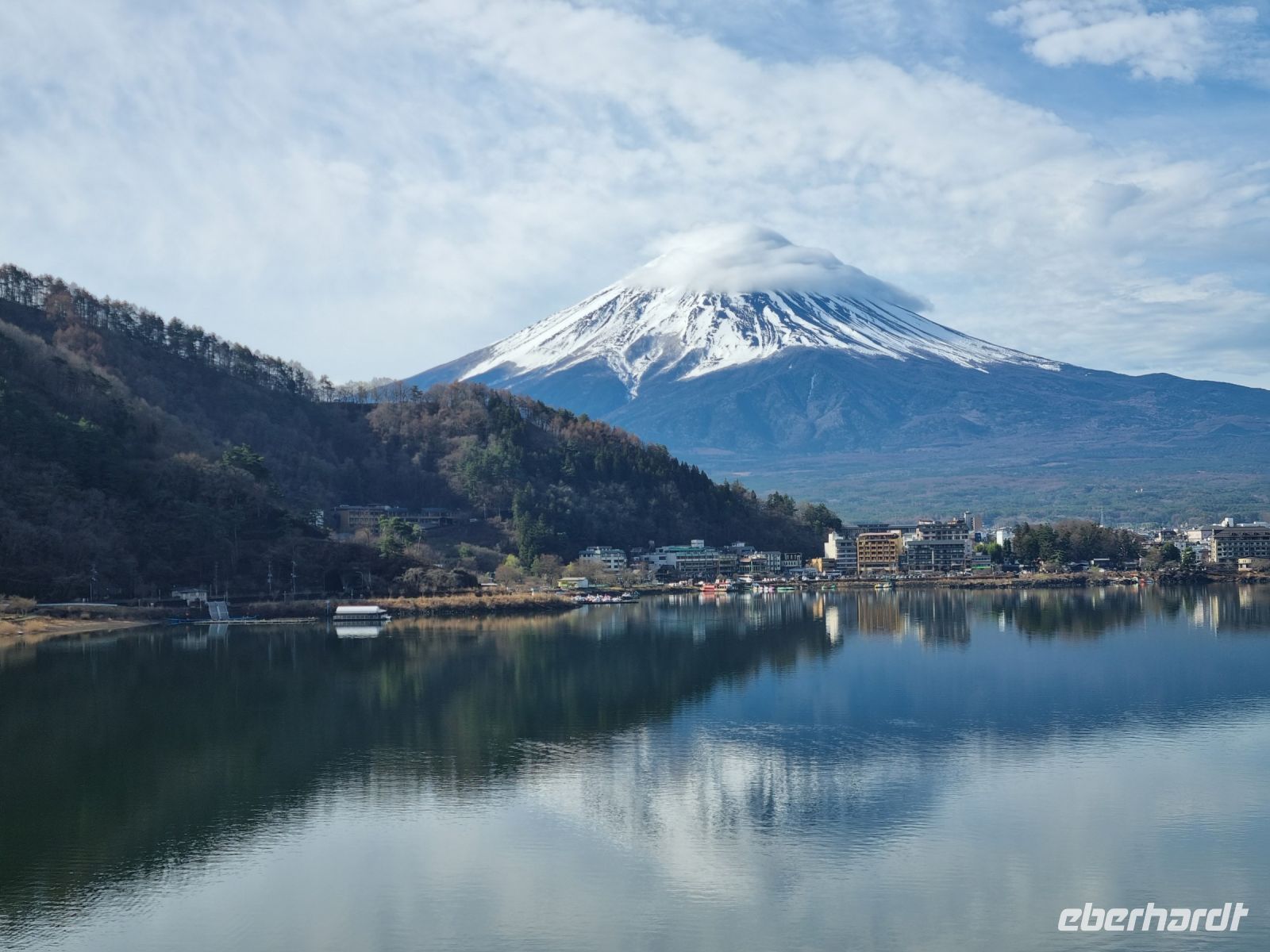 Kawaguchiko - Ausblick vom Hotel auf den Kawaguchi-See und Fujisan