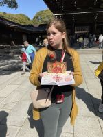 Reiseleiterin Jessica am Mejji Schrein - Tokio