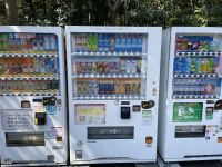 japanische Getränkeautomaten am Mejji Schrein - Tokio