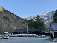 6. Tag: Weiterfahrt nach Takayama – Rastplatz mit Schnee in den Japanischen Alpen