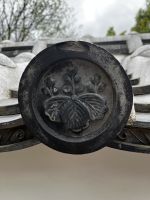 Kamon an Dachfassade