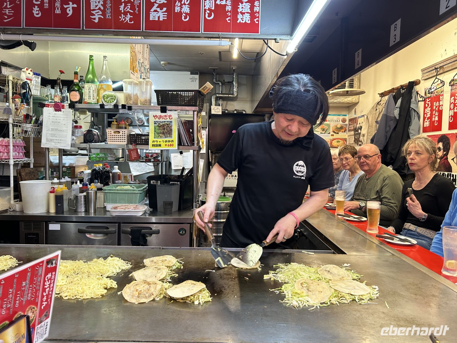 Zubereitung Okonomiyaki &ndash; &copy;  (Eberhardt TRAVEL)