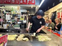 Zubereitung Okonomiyaki &ndash; &copy; Mary Dobberkau (Eberhardt TRAVEL)