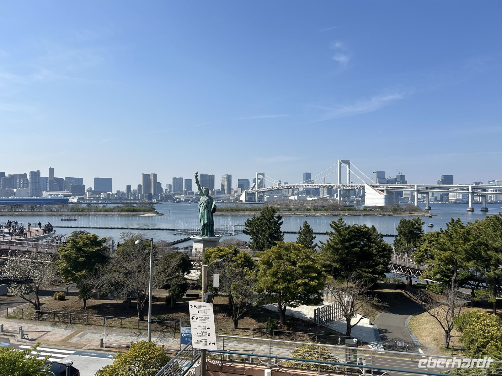 Rainbow Bridge mit Freiheitsstaue Tokio &ndash; &copy;  (Eberhardt TRAVEL)