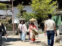 rechts: Tsubozoku - Reisekleidung adliger Frauen &ndash; &copy; Sabine Letzybyll (Eberhardt TRAVEL)