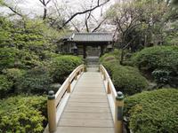 japanische Brücke in der Gartenanlage des Hotels Takanawa