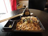 Japanische Sobanudeln mit Frühlingszwiebel und Onigiri