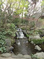 kleiner Wasserfall im Happoen-Garten