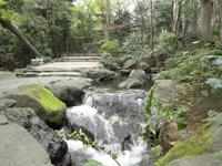 kleiner Wasserfall im Happoen-Garten_2