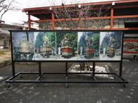 die Prunkwagen, die in der Yatai-Kaikan-Halle ausgestellt sind