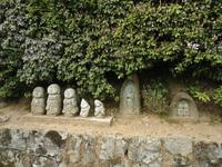 Jizo-Statuen in Ashiyama
