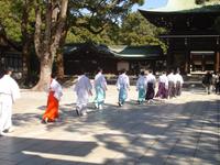 Tokio- Meiji-Schrein - Bedienstete auf den Weg zur Arbeit
