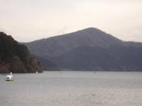 am Ashi- See - versteckt der Berg Fuji