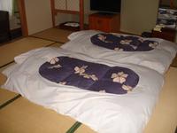 Ryokan in Hakone -  Zimmer mit Futon-Betten auf Tatami-Matten
