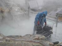 Owakudani-Tal - Kurotamgo(schwarze Schwefeleier)-Herstellung