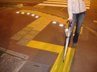 Hilfsstreifen für Blinde auf Fußwegen und an Kreuzung