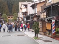 Takayama - Reisegruppe auf dem Weg zur Yatai-Kaikan-Halle