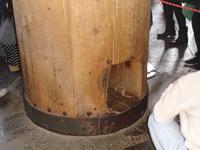 Nara - im Todaiji-Tempel mit der Aufgabe: Wer schafft es durch das Loch im Baum ?