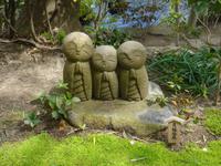 kleine Statuen im Hasedera