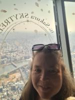 Reisebegleiterin Sylvia auf dem Skytree