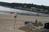 Sandkunst - im Hintergrund St. Aubin