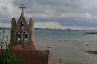 Blick auf die Bucht von St. Aubin bei Ebbe