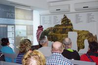 Mahmoud erkärt die Palästina Karte, die sich in der Kirche befindet