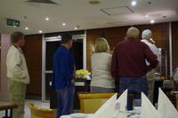 Schlange am Dessert Buffet