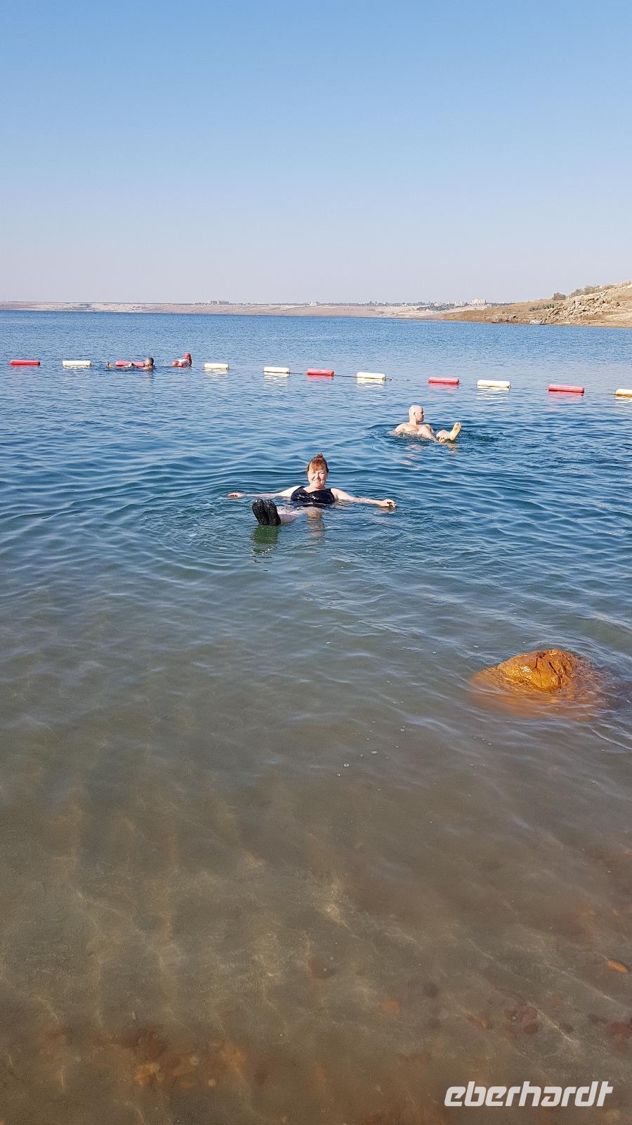 Schweben im Toten Meer