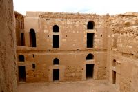 im Innenhof der Karawanserei