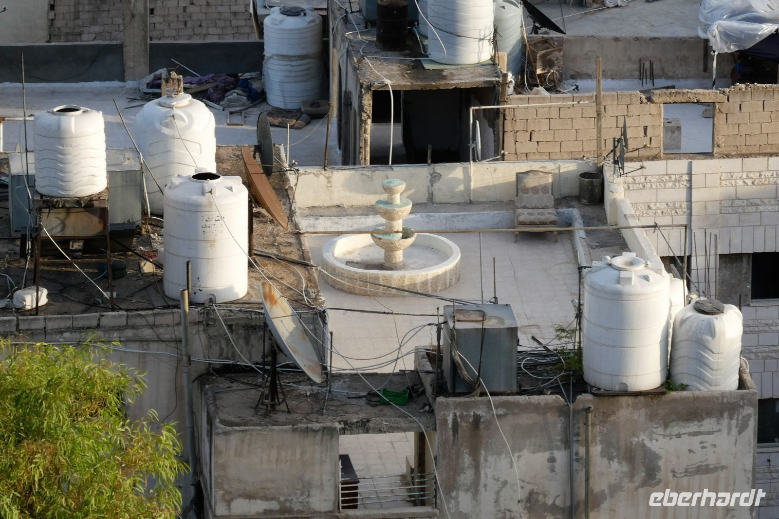 Dacbgarten mit Springbrunnen mal anders