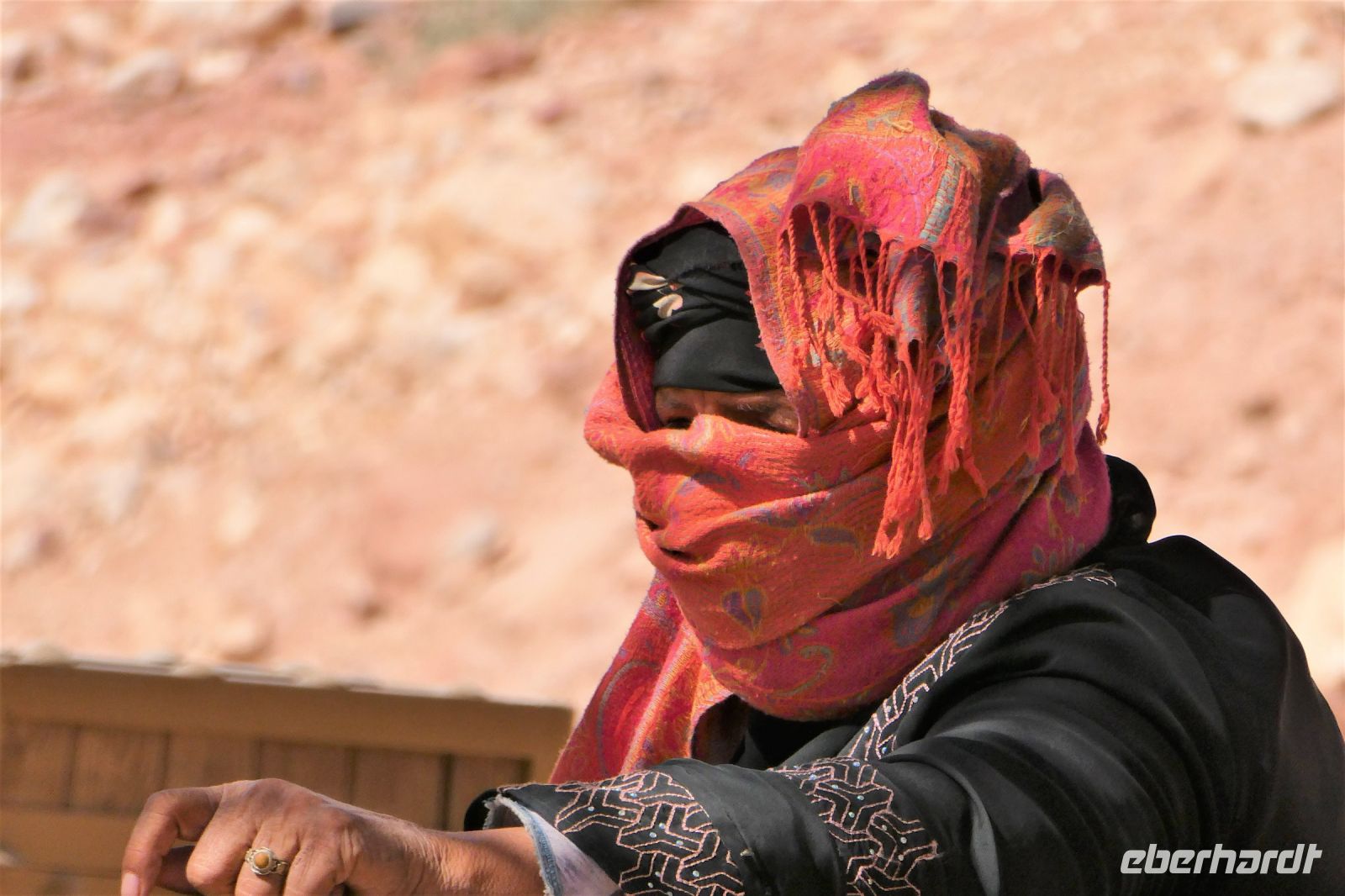 Beduinenfrau mit ultimativem Sonnenschutz