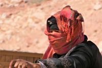 Beduinenfrau mit ultimativem Sonnenschutz