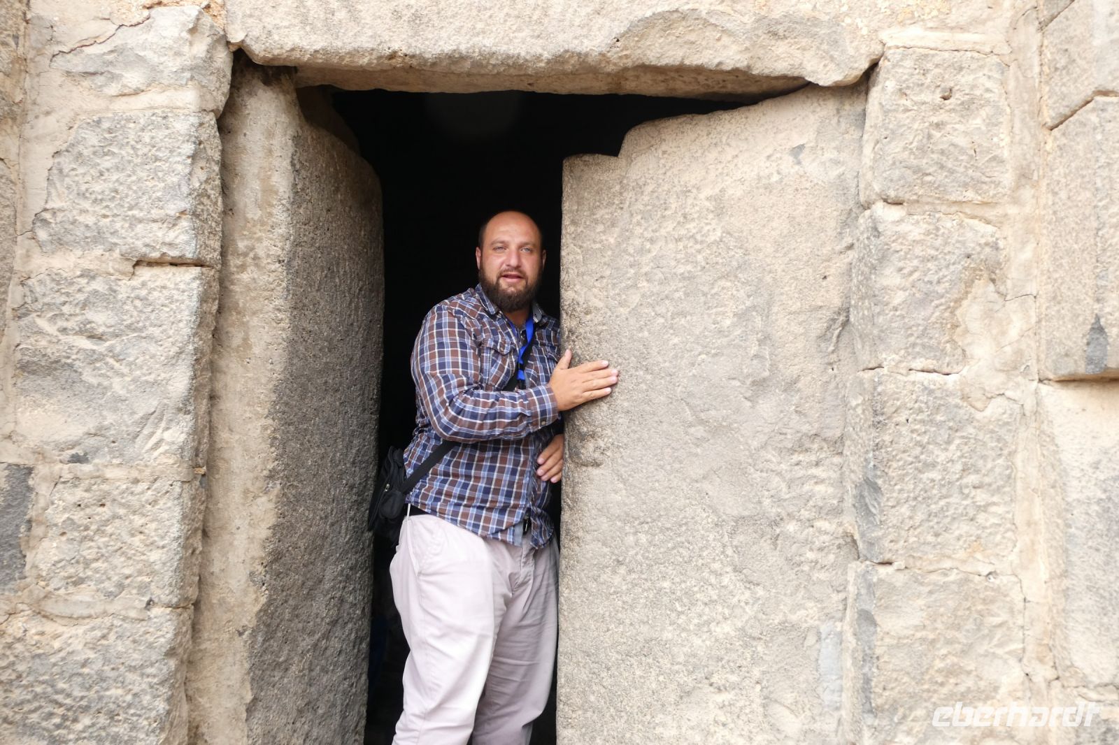 schweres Steinportal