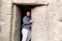 schweres Steinportal