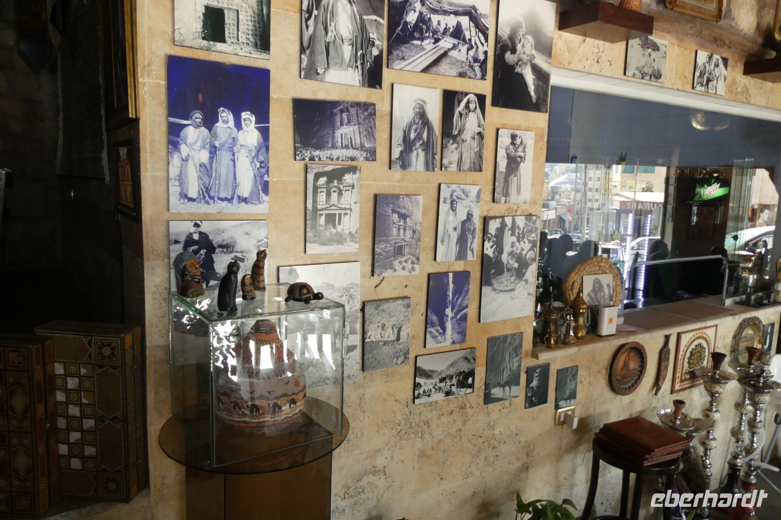 Bilderwand im Restaurant in Wadi Musa