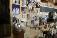 Bilderwand im Restaurant in Wadi Musa