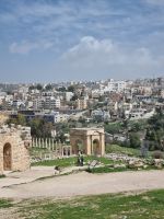 Jerash - auf dem Weg zum Nordtheater mit Blick zum Nordtor...