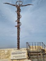 Berg Nebo - Eisenkreuz, das von einer Messingschlange umschlungen wird