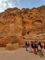 Petra - Spaziergang durch den Siq... (Schrein in einem Felsblock)