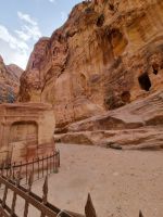 Petra - Spaziergang durch den Siq... (Schrein in einem Felsblock)