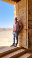 Rundreise Jordanien - Reiseleiter Khalil im Wüstenschloss Qasr Al-Kharranah