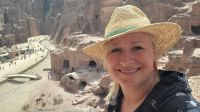 Rundreise Jordanien - Reisebegleiterin Franzi in der Felsenstadt Petra